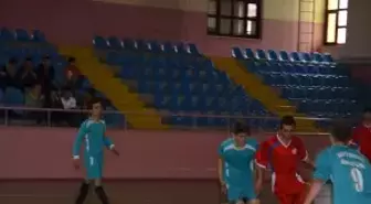 Gençler Kendi Haftaları İçin Futsal Oynuyor