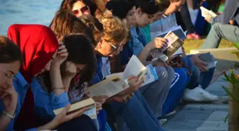 Yüzlerce Kişi Sahilde Kitap Okudu