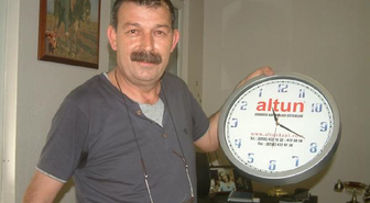 Herşeyi Ters Olan Saati Eşantiyon Diye Dağıtıyor