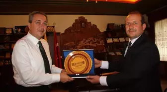 Nevder'den Ünver'e Teşekkür Plaketi