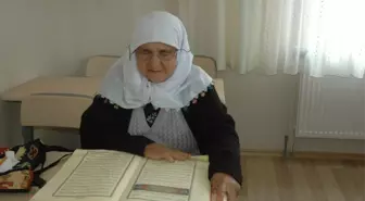Selendili Kadınlar Kur'an Öğreniyor