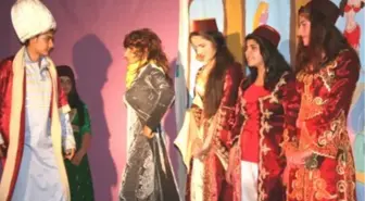 Kozluk'ta Lise Öğrencileri Tiyatro Oyunu Sahneledi