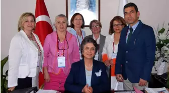 Anestezitler, Tıp Fakültesi Dekanı Özcengiz'i Zıyaret Etti