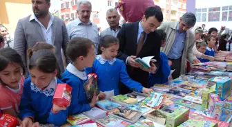 Öğrenciler Harçlıklarını Biriktirip, Kitap Okuyor