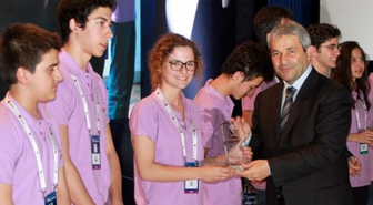 Elektrik Kesildi, Bakan Ergün Başarılı Öğrencileri Ödüllendirmekten Vazgeçmedi
