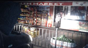 Elektrikler Kesilince Marketini Otomobil Farıyla Aydınlattı