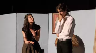 Liselileri Sahne Heyecanı Sardı