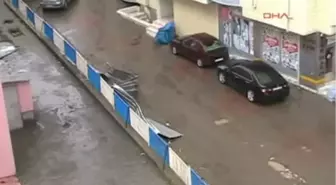 Fırtınanın Devirdiği Ağaç Otomobilin Üzerine Düştü