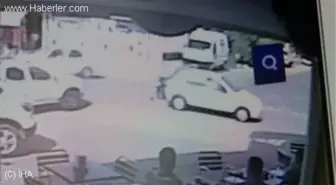 Motosikletli Hareket Halindeki Araca Çarptı; 1 Kişi Yaralandı