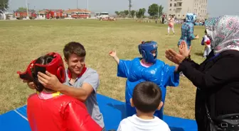 Minikler Futbol Sahasında Doyasıya Eğlendi