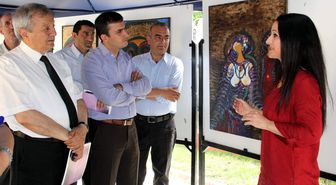 Ressam Özmen: 'Kadınlar Zengin Bir Dünyaya Sahip'