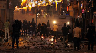 Taksim'e Destek Eyleminde Gazetecilerden Pankart Tepkisi