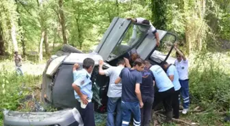 Uçuruma Yuvarlanan Araçta Sürücü Sıkıştı