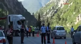 Halk Oyunları Ekibini Taşıyan Midibüs Kaza Yaptı