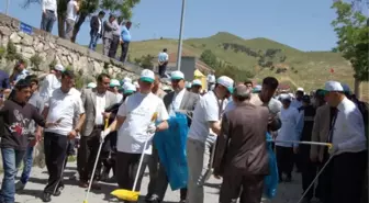 Bitlis Valisi, Sokaktaki Çöpleri Temizledi