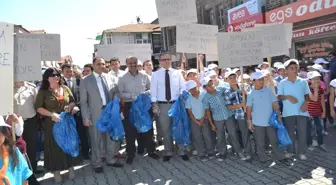 Kula İlçe Protokolü Öğrencilerle Birlikte Çöp Topladı