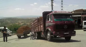 Tuğla Yüklü Kamyon Virajı Alamadı