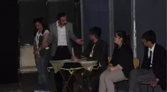 Sen Hiç Ateş Böceği Gördün Mü Tiyatro Oyununa Büyük İlgi
