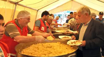 Akşehir'de Kızılay Pilav Dağıttı