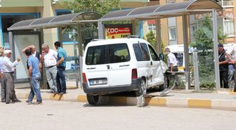 Çankırı'da Otomobil Durağa Daldı: 3 Yaralı