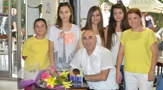 İzmir'in Romanı 'Aynalı Oda' Okuyucusuyla Buluştu