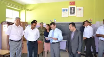 Kaymakam Sezer, Öğrencilere Karne Dağıttı