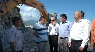 Demre-Kaş Karayolunda Sel Suları İçin Kanal Çalışması