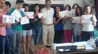 İzmirli Aktivistlerden Öğrencilere Tatil Ödülü