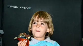 Oynadığı Filmi Arkadaşlarıyla Seyretti