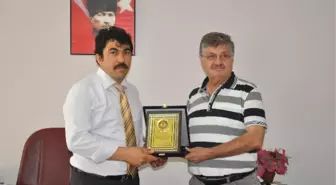 Polis Dursun Başğut'a Teşekkür Plaketi