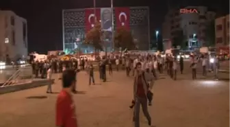 Taksim Meydanı'nın da Bekleyenleri Polis Gözaltına Aldı Taksim Metro Çıkışında 'Duran Adam'...