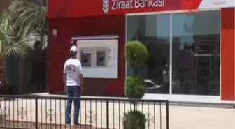 Ziraat Bankası Önünde 'T.c.' İçin Durdu