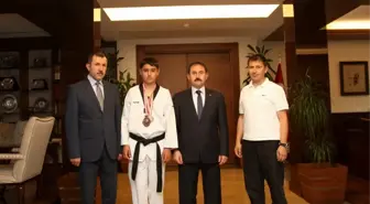 Vali Başköy Taekwando Türkiye Üçüncüsü Niyazi Cürün'ü Ödüllendirdi