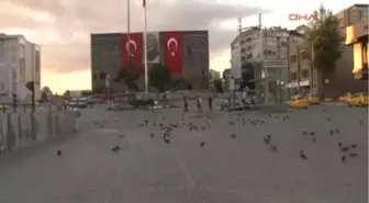 * Dans Sanatçısı Erdem Gündüz Tarafından Taksim Meydanı'nda Başlatılan 'Duran Adam' Eylemi 5.Güne...