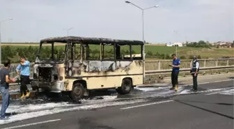 Seyir Halindeki Yolcu Minibüsü Alev Aldı