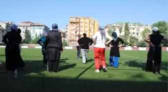 Ev Hanımlarının Sabah Sporu İlginç Görüntüler Oluşturdu