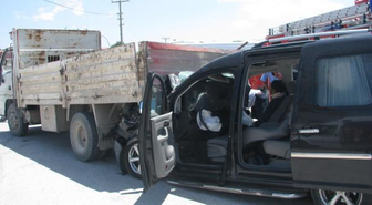 Otomobil Kamyonete Arkadan Çarptı: 4 Yaralı