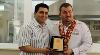 Adü'nün Eğitim Neferine Anlamlı Plaket