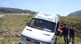 Öğrenci Servisi Şarampole Devrildi: 24 Yaralı