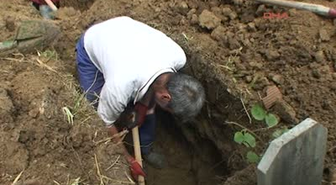 Dedeler Arasında Başlayan Husumet Mezar Taşıttı