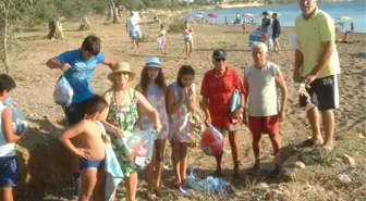 Burhaniye'de Çocuklar Sahili Temizledi