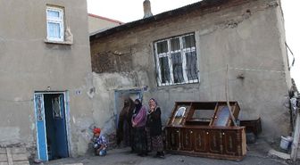 Kanalizasyon Suları Üç Evin Zeminine Zarar Verdi