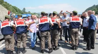 Köylüler Karayolunu Kapattı, Arbede Çıktı