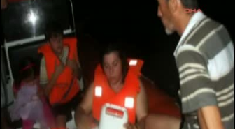 Kayalıklara Çarpan Tekneyi Sahil Güvenlik Kurtardı