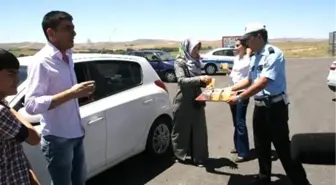 Trafik Polisinden Sürücülere Soğuk İçecek İkramı