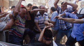 Mursi Yanlıları Protestocuları Linç Ediyor