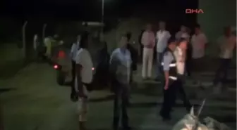 Aydın'ın Kuşadası İlçesi'nde, Kanalizasyon Terfi İstasyonunda İlaçlama Yapan İşçilerden Veysel...