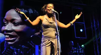 Della Miles İzmir'de Konser Verdi