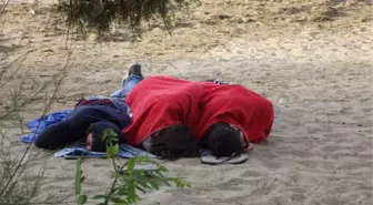 Tatilciler Kumsalları Otel Olarak Kullandı
