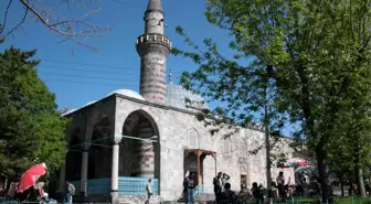 Asırlık Camiler Onbir Ayın Sultanı İçin Hazırlandı